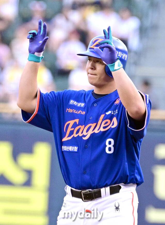2025년 8월 8일 오후 서울 잠실구장에서 열린 '2025 신한 SOL뱅크 KBO 리그' 한화 이글스와 LG 트윈스의 경기. 한화 노시환이 1회초 2사 1루서 안타를 친 뒤 기뻐하고 있다./마이데일리
