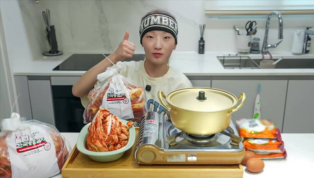 농협경제지주는 유튜버 히밥과 한국농협김치가 협업한 3㎏들이 포기김치 ‘히밥, 한국농협김치’를 11일 출시했다. 농협경제지주