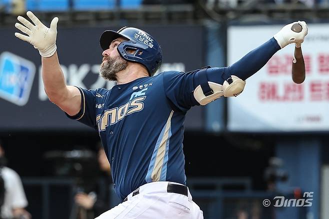 NC 데이비슨은 12일 잠실 두산과 원정경기에서 4번타자 1루수로 선발출전해 첫 타석부터 홈런포를 터트렸다. 3경기 연속 홈런은 물론, 시즌 7번째 전 구단 상대홈런 기록을 달성했다. 사진제공|NC 다이노스
