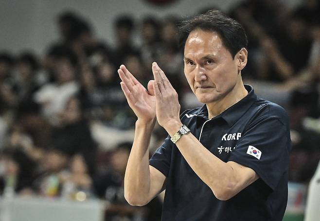 대표팀 안준호 감독이 선수들에게 박수를 보내고 있다. 사진 | 대한민국농구협회