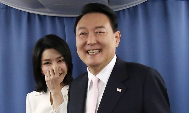 취임 이후 첫 국외 순방에 나선 윤석열 전 대통령과 부인 김건희 여사가 2022년 6월27일(현지시각) 스페인 마드리드로 향하는 공군 1호기 기내에서 취재진과 인사하고 있다. 연합뉴스