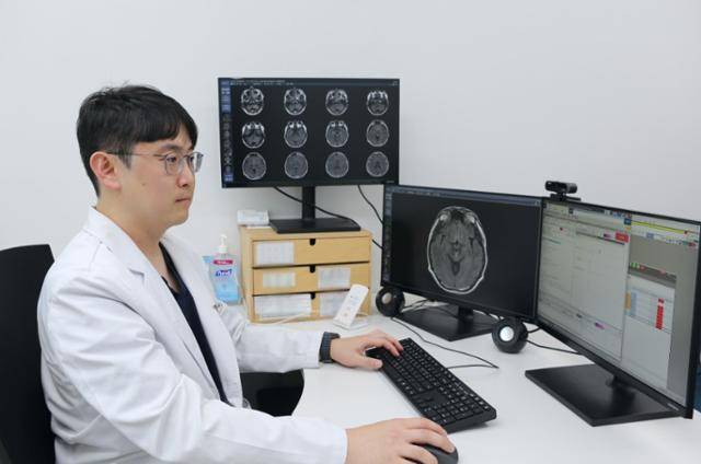 이민우 한림대성심병원 신경과 교수가 7일 인공지능 시스템을 활용해 전자의무기록(EMR)을 작성하는 시범을 보이고 있다. 맨 오른쪽 모니터가 EMR 프로그램이다. 한림대의료원 제공