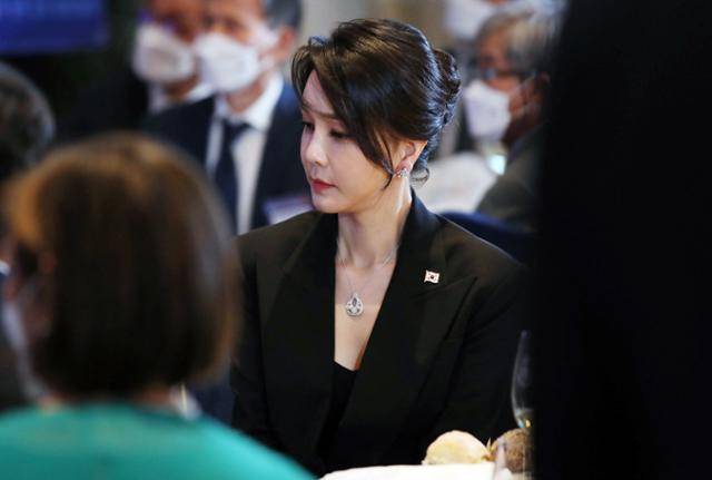 2022년 6월 스페인 동포 초청 만찬간담회에 참석한 김건희 여사가 반클리프 아펠 목걸이를 착용하고 있다. 뉴시스