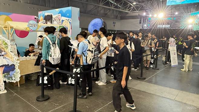▲ 2차 창작존이 열리자마자 바로 오픈런이 이어졌다