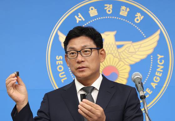 13일 서울 마포구 광역수사단에서 열린 '부정의약품 제조·유통 일당 검거 브리핑'에서 남성신 서울경찰청 마약범죄수사대 1계장이 부정의약품을 활용한 전자담배를 보여주고 있다. 연합뉴스