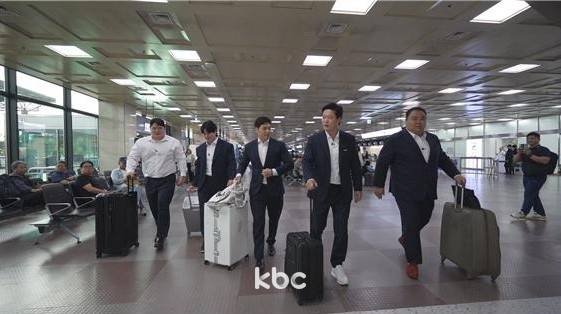 ▲ 출국하는 영암군 민속 씨름단 선수 (왼쪽부터) 김민재, 차민수, 최정만, 김기태, 윤정수