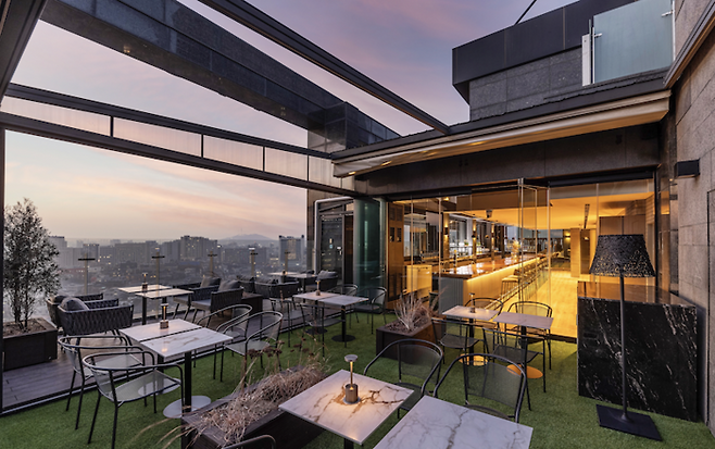 AC 호텔 바이 메리어트 서울 강남은 안주가 특별하다. 매일 오후 6~8시 양갈비와 폭립과 주류를 무제한으로 즐길 수 있는 프로모션을 진행하고 있다. / 사진=AC호텔 바이 메리어트 서울 강남