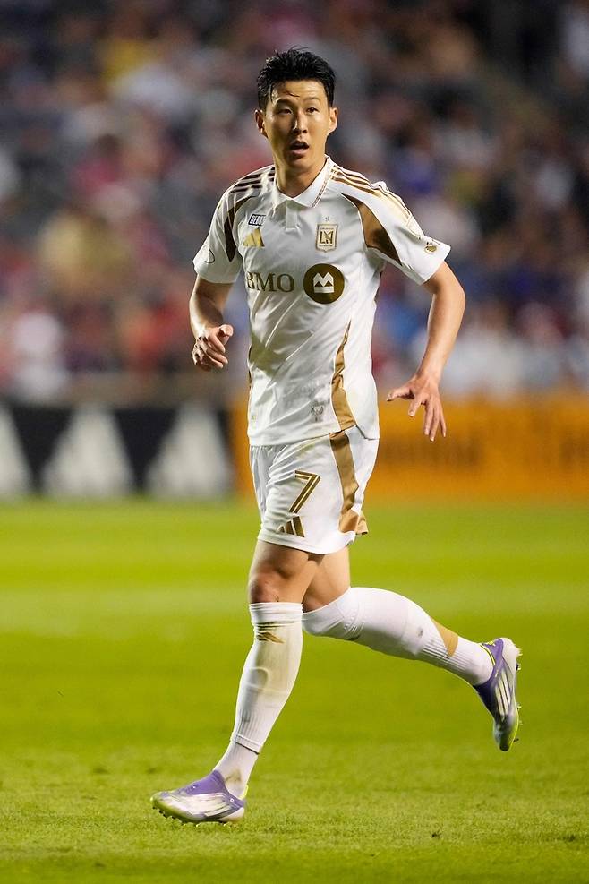 미국 LAFC의 손흥민이 지난 10일 열린 MLS 시카고 파이어 FC와 경기에 출전해 그라운드를 누비고 있다. AFP연합뉴스