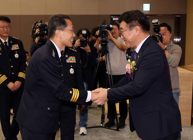 윤호중 행정안전부 장관이 25일 세종시 정부세종청사에서 열린 취임식에서 유재성 경찰청 차장과 악수하고 있다. /사진=뉴시스.