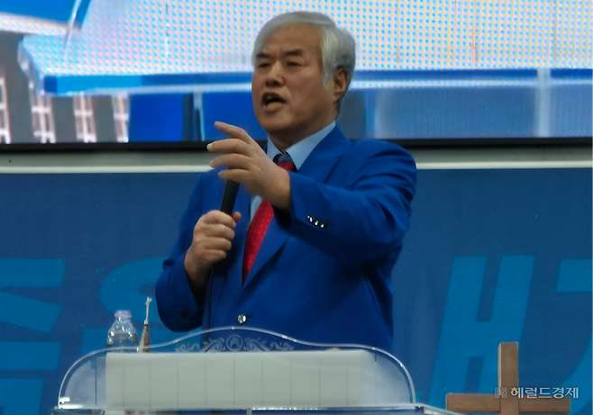 13일 오전 서울 성북구 사랑제일교회 본당 옆 주차장에 마련된 전광훈 목사의 긴급 기자회견에서 전 목사가 발언하고 있다. 김도윤 기자.