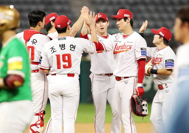 SSG 선수들이 12일 키움전 승리 후 하이파이브를 하고 있다. /사진=SSG 랜더스 제공