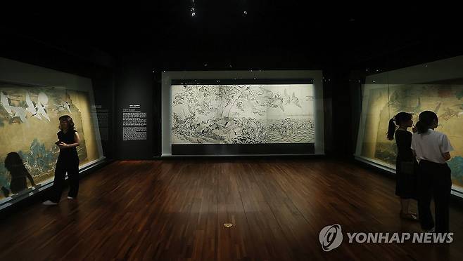 100년 전 창덕궁 장식한 조선의 '마지막' 궁중회화, 한자리에 (서울=연합뉴스) 진연수 기자 = 13일 서울 종로구 국립고궁박물관에서 열린 개관 20주년 맞이 특별전 '창덕궁의 근사(謹寫)한 벽화' 언론 간담회에서 참석자들이 전시를 관람하고 있다.
이번에 공개되는 벽화 6점은 비단에 그린 후 종이로 배접하고, 이를 벽에 부착하는 형태의 부벽화(付壁畵)다. 벽에 직접 그린 그림과는 다르다. 각각의 높이는 180∼214㎝, 너비는 525∼882㎝로, 모두 국가등록문화유산이다. 2025.8.13 jin90@yna.co.kr