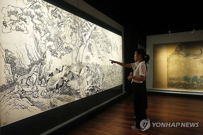 백학도 초본 공개 (서울=연합뉴스) 진연수 기자 = 13일 서울 종로구 국립고궁박물관에서 열린 개관 20주년 맞이 특별전 '창덕궁의 근사(謹寫)한 벽화' 언론 간담회에서 참석자들이 김은호의 '백학도 초본'을 살펴보고 있다.
이번에 공개되는 벽화 6점은 비단에 그린 후 종이로 배접하고, 이를 벽에 부착하는 형태의 부벽화(付壁畵)다. 벽에 직접 그린 그림과는 다르다. 각각의 높이는 180∼214㎝, 너비는 525∼882㎝로, 모두 국가등록문화유산이다. 2025.8.13 jin90@yna.co.kr
