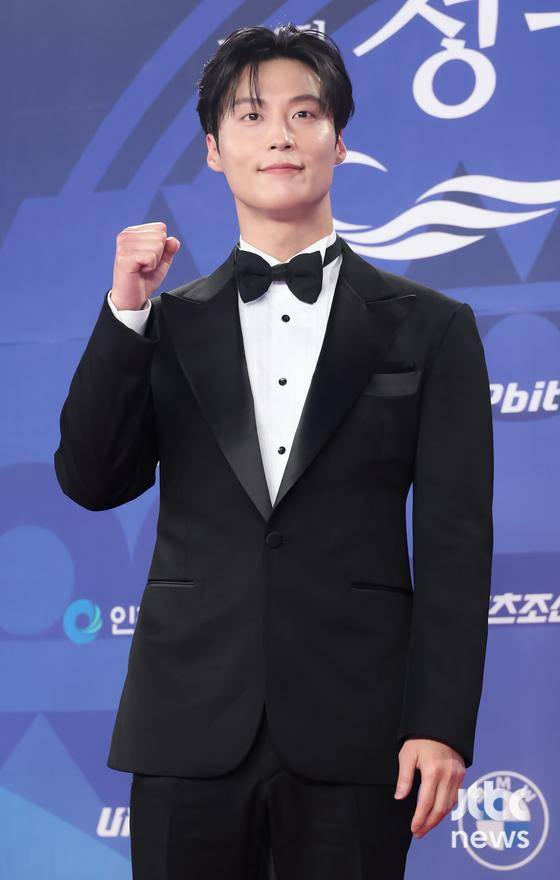 18일 오후 인천 파라다이스시티에서 '제4회 청룡 시리즈 어워즈' 레드카펫 행사가 열렸다. 배우 허남준이 포토타임을 갖고 있다. 박세완 엔터뉴스팀 기자 park.sewan@jtbc.co.kr