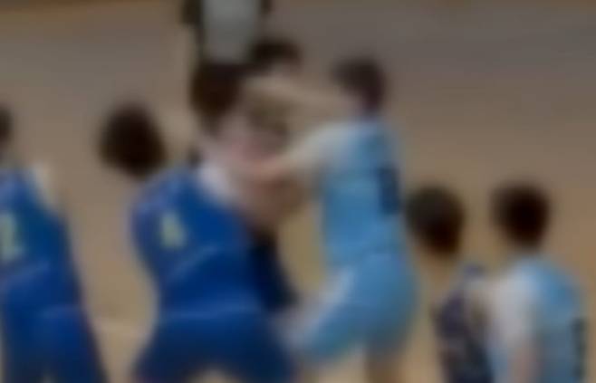12일 강원 양구군 문화체육관에서 열린 '2025 한국중고농구 주말리그 왕중왕전' 준결승전에서 한 선수가 상대편 중학교의 선수를 주먹으로 가격하는 일이 발생했다. /유튜브 '농야모'