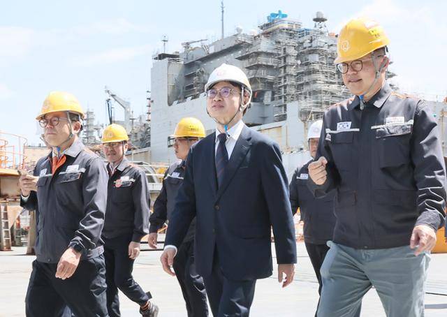 김정관(가운데) 산업통상자원부 장관이 14일 취임 후 첫 산업 현장 행보로 경남 한화오션 거제사업장을 방문해 현장을 둘러보고 있다.산업부 제공