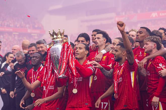 <yonhap photo-3833=""> 지난 시즌 프리미어리그 우승 트로피 세리머니를 하는 리버풀 선수들. 신화=연합뉴스 </yonhap>