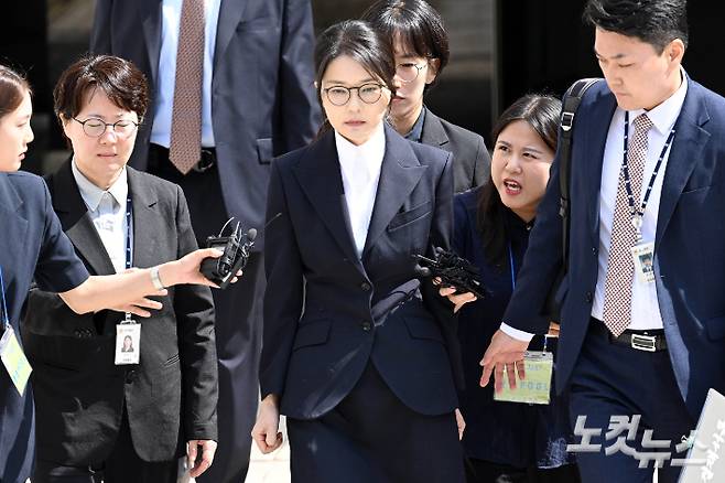 윤석열 전 대통령 부인 김건희 씨가 12일 오전 서울 서초구 서울중앙지법에서 구속 전 피의자 심문(영장실질심사)를 마치고 호송차량으로 이동하고 있다. 사진공동취재단