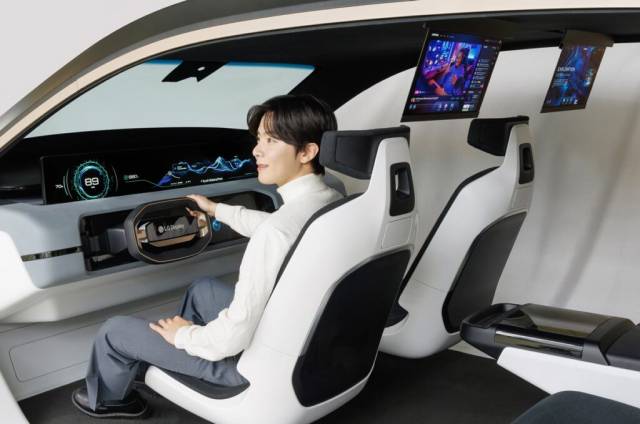 LG디스플레이가 미국 라스베이거스에서 열리는 세계 최대 IT·가전 전시회 ‘CES 2024’에서 공개한 차세대 차량용 디스플레이 솔루션. 사진 제공=LG디스플레이