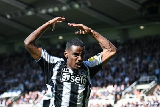 뉴캐슬 유나이티드 공격수 알렉산더 이삭이 득점 후 관중들의 환호를 유도하고 있다. /AFPBBNews=뉴스1