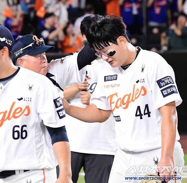 한화가 롯데에 2-0 승리했다. 경기 종료 후 김서현 격려하는 김경문 감독.