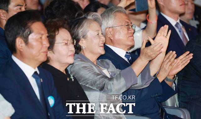 문재인 전 대통령, 김정숙 여사, 권양숙 여사, 정청래 더불어민주당 대표(오른쪽부터)가 공연 관람을 관람하며 박수를 치고 있다. /뉴시스