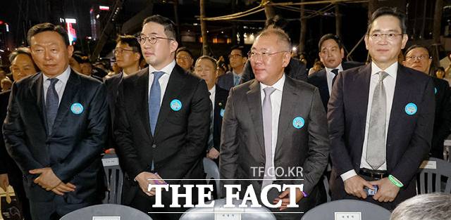 신동빈 롯데그룹 회장, 구광모 LG그룹 회장, 정의선 현대차그룹 회장, 이재용 삼성전자 회장(왼쪽부터)이 자리에서 일어난 모습. /뉴시스