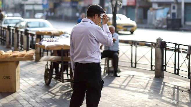 극심한 폭염은 뇌의 기능에 영향을 미쳐 개인의 행동이나 기분을 변화시키거나 심지어 신경 질환을 악화시키기도 한다