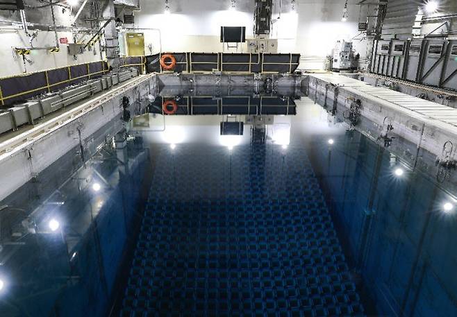 2023년 7월 언론에 처음 공개된 고리 원자력발전소 2호기 저장조의 모습. 방사선을 막기 위해 붕산이 섞인 물이 7m 깊이로 채워져 있다. 그 밑으로 격자 모양으로 보관된 869다발의 사용후핵연료가 보인다. 한국수력원자력 제공