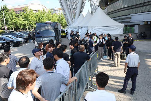 10일 서울 송파구 올림픽체조경기장(KSPO DOME)에서 폭발물 설치 신고가 접수돼 경찰이 출입을 통제하고 있다. 연합뉴스