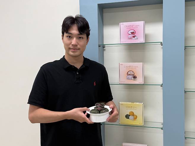 전명준 대표가 인천 본사에서 당을 낮춘 밥알찹쌀떡에 대해 설명하고 있다. 이진한 기자