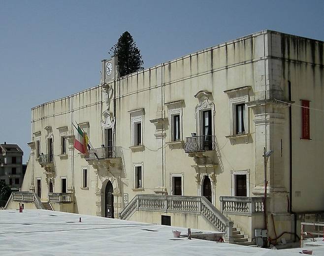 팔라쪼 필란제리-쿠토(Palazzo Filangeri-Cutò).