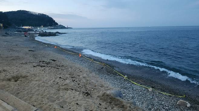 영덕군 대탄 해수욕장 인근에서 불발 조명탄 1발이 발견돼 피서객 안전을 위해 기존 4m 통제선에 더해 해변 전체 50m 구간의 접근도 차단됐다. /영덕군 제공