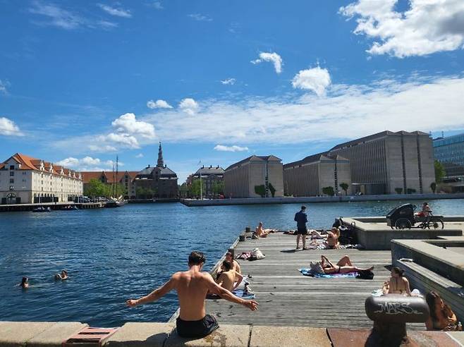 덴마크 코펜하겐 항구에서 수영을 즐기는 사람들. 도심 속 항구에서는 6~8월이면 일광욕과 수영하려는 사람들로 늘 붐빈다. 이현주 기자
