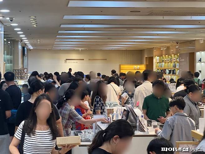 14일 오전 국립중앙박물관 굿즈 판매점 '뮷즈샵'에 상품 구매를 위한 인파가 몰렸다. 사진=김현지 기자