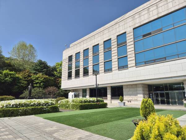 올해 개관 30주년을 맞은 수원시립선경도서관 전경. 도서관 제공