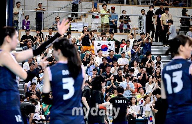 2025년 8월 15일 경상남도 진주실내체육관에서 '2025 코리아인비테이셔널 진주 국제여자배구대회' 대한민국과 스웨덴의 경기가 열렸다. 대한민국이 세트 스코어 1-3(25-17, 29-31, 22-25, 17-25)으로 역전패를 당했지만 관중들이 태극기를 흔들며 응원하고 있다./진주=유진형 기자