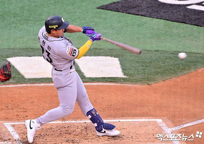 KT 위즈 외야수 안현민이 올해 정규시즌 경기에 출전해 타격하고 있다. 안현민은 15일 고척 키움 히어로즈전에서 수비 도중 종아리 부상으로 쓰러졌다. 엑스포츠뉴스 DB