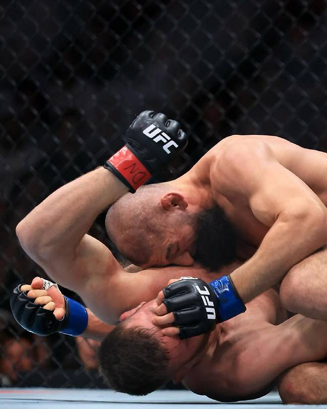 함자트 치마예프가 드리퀴스 뒤 플레시를 그라운드에서 압도하고 있다. 사진=UFC