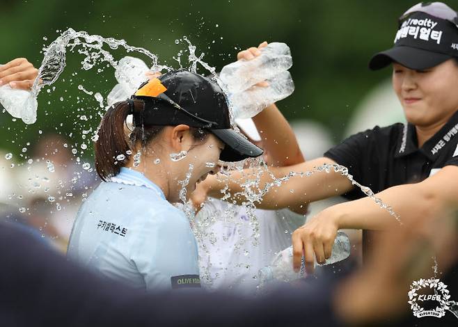 홍정민이 17일 경기 포천시의 몽베르 컨트리클럽에서 열린 KLPGA 투어 메디힐·한국일보 챔피언십에서 우승한 뒤 동료들의 축하 물 세례를 받고 있다.(사진=KLPGT 제공)