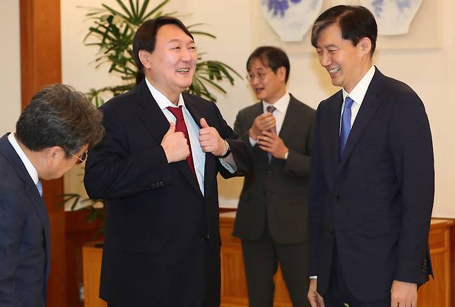 2019년 7월 윤석열 당시 검찰총장과 조국 당시 청와대 민정수석이 청와대 본관에서 열린 임명장 수여식에서 대화를 하고 있다. 청와대사진기자단