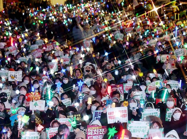 크리스마스를 하루 앞둔 지난해 12월 24일 서울 광화문 인근에서 ‘윤석열즉각퇴진·사회대개혁 비상행동’ 주최로 ‘민주주의 응원봉 콘서트’가 열리고 있다. 정효진 기자
