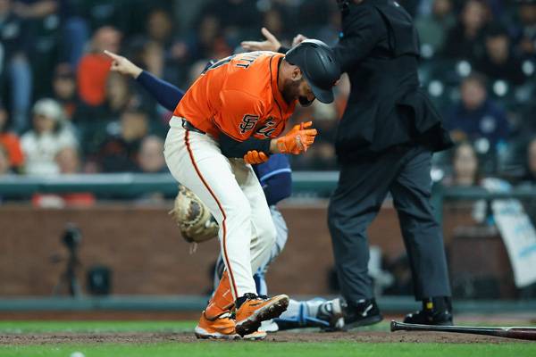 케이시 슈미트는 전날 팔에 사구를 맞았다. 사진= Getty Images/AFP= 연합뉴스 제공