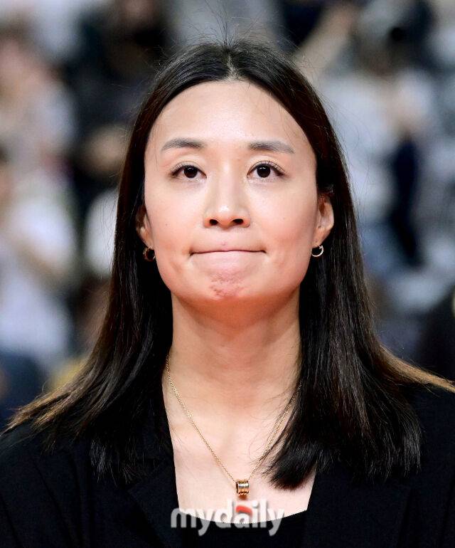 2025년 8월 17일 경상남도 진주실내체육관에서 '2025 코리아인비테이셔널 진주 국제여자배구대회' 대한민국과 체코의 경기가 열렸다. 표승주가 경기 전 국가대표 은퇴식에서 눈물을 참고 있다./진주=유진형 기자