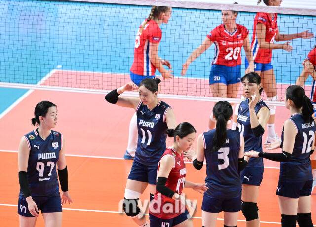 2025년 8월 17일 경상남도 진주실내체육관에서 '2025 코리아인비테이셔널 진주 국제여자배구대회' 대한민국과 체코의 경기가 열렸다. 대한민국이 아쉬워하고 있다./진주=유진형 기자