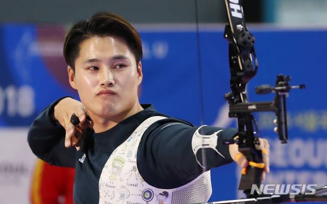 【서울=뉴시스】이영환 기자 = 23일 오후 서울 강남구 세텍에서 열린 2018 서울국제실내양궁페스타에서 진행된 서울오픈 남자 개인 결승전, 대한민국 장채환이 중국 딩 일량과 경기를 펼치고 있다. 2018.12.23. 20hwan@newsis.com
