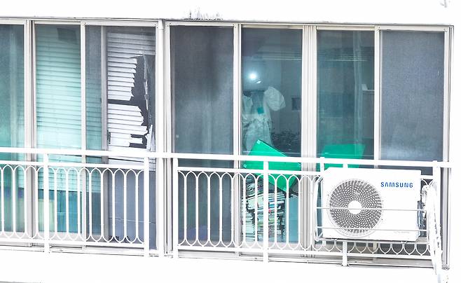 지난 12일 화재 사망 사고가 발생한 대구 동구 한 아파트에서 경찰과 소방, 국과수 등 관계자들이 화재 현장 합동 감식을 하고 있다. 대구=연합뉴스