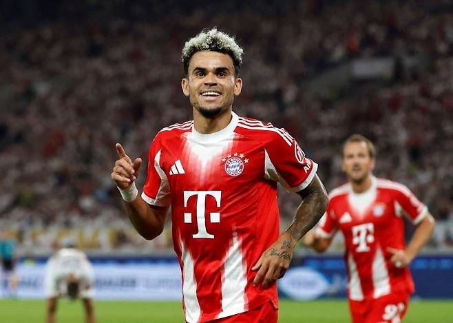 바이에른 뮌헨 루이스 디아즈가 17일(한국시간) 독일 슈투트가르트의 메르세데스 벤츠 아레나에서 열린 2025 독일축구리그(DFL) 슈퍼컵 슈투트가르트와의 경기에서 득점한 뒤 기뻐하고 있다. 로이터 연합뉴스