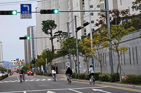 도로에서 픽시 자전거를 타는 학생들. 연합뉴스