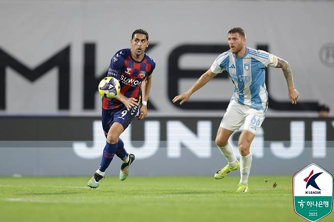 싸박(왼쪽)이 16일 오후 8시 수원종합운동장에서 열린 하나은행 K리그1 2025 26라운드 울산HD전에서 패스를 시도하고 있다. 이를 쳐다보는 울산 수비수 트로야크. /사진=한국프로축구연맹 제공
